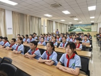 五年级：交警护学 安全童行
