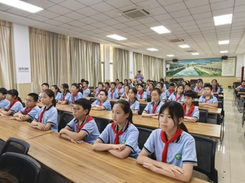五年级：交警护学 安全童行