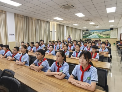 五年级：交警护学 安全童行